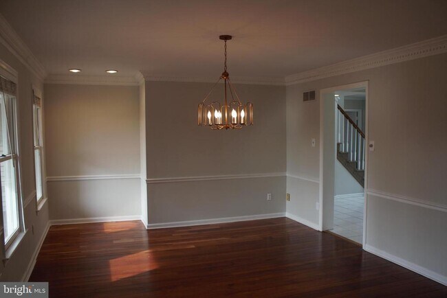 Building Photo - 110 Pine Ln