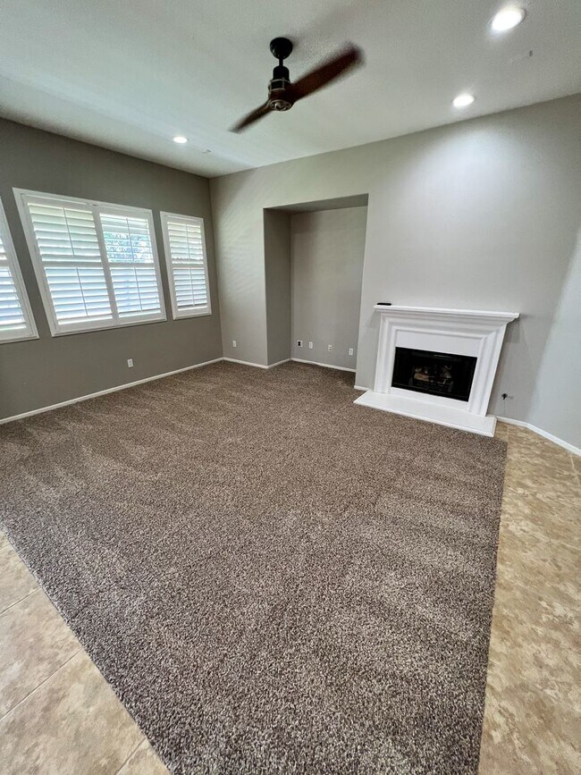 Foto del edificio - 3 bedroom SINGLE STORY home in Winchester on HUGE corner lot