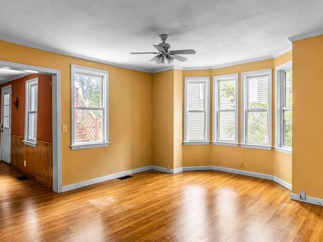 Building Photo - Center St