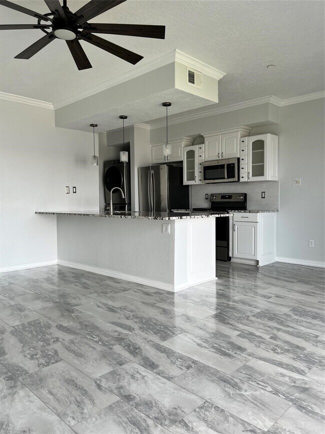 Building Photo - 351 Lakeside Ln