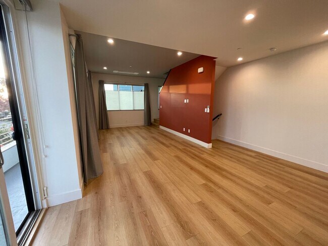 Building Photo - Beautiful Multi level 3 Bed 2.5 Bath unit ...