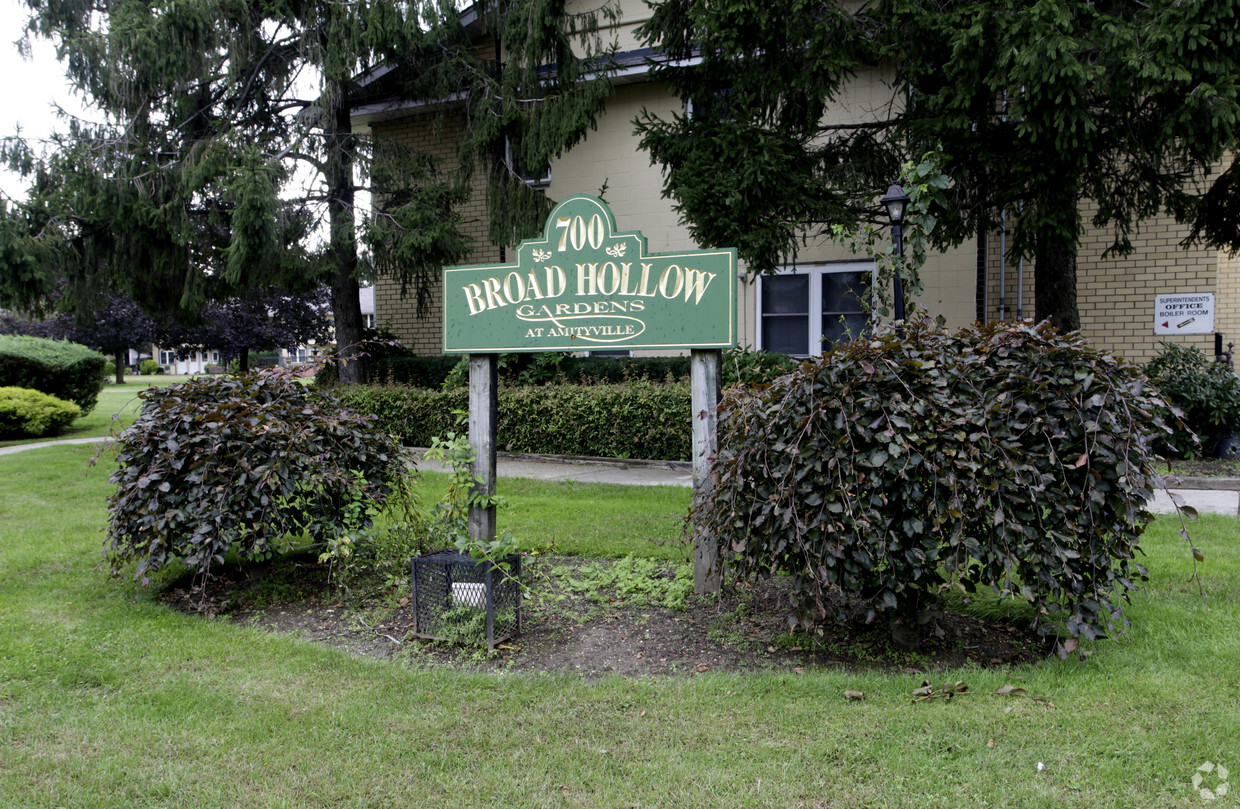 Broad Hollow Gardens - Broad Hollow Gardens At Amityville