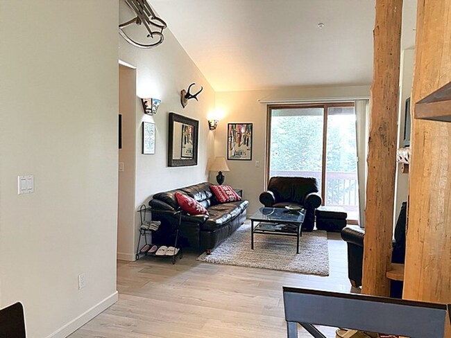 Building Photo - Top Floor Unit in Pinebrook
