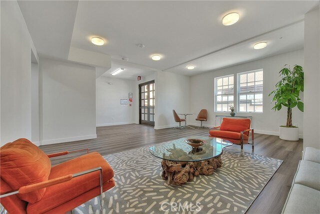 Foto del edificio - 501 W Foothill Blvd