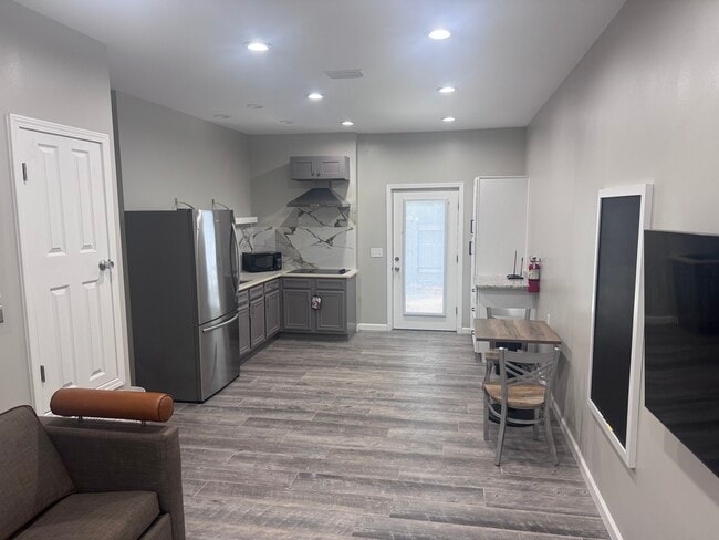 Foto del edificio - 6615 Tippin Ave