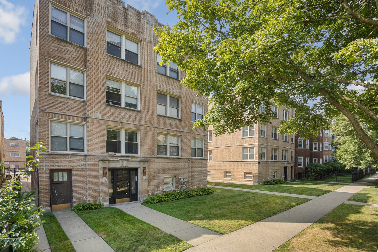 Primary Photo - 1631 W Chase Ave