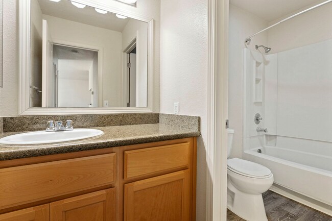 10 baños.jpeg - Valley Oak Apartments