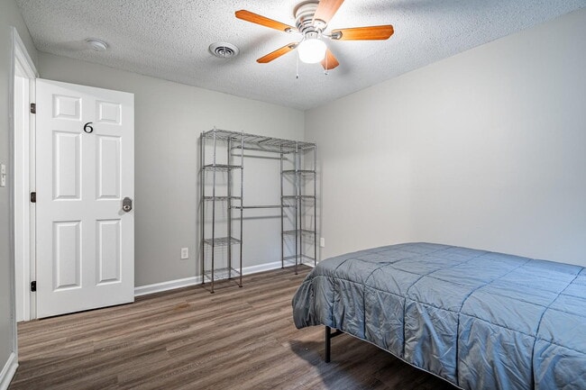 Building Photo - Gorgeous Atlanta House, Close to Parks & Amenities