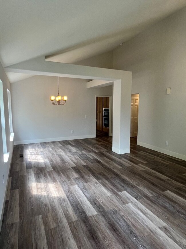 Building Photo - Large Single Level 4 Bedroom 2 Bathroom Home located in Northeast Rohnert Park