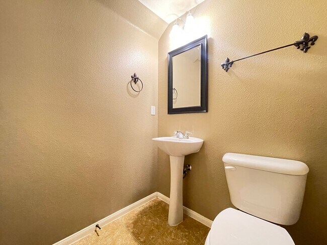 Foto del edificio - 3 Bedroom 2 1/2 Bath Home - Kitchen w/Gran...