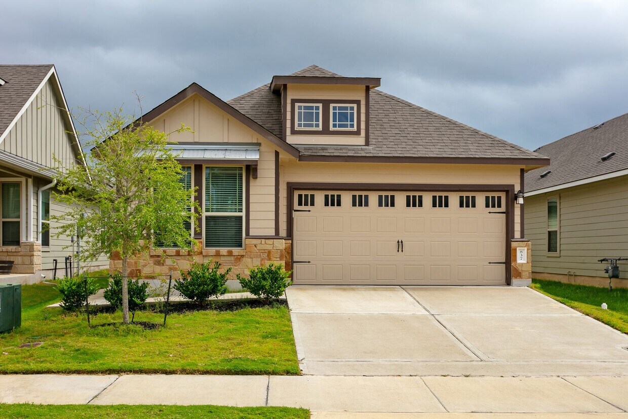 Foto principal - 3 Bedroom, 2 bath, 2 car garage located in...