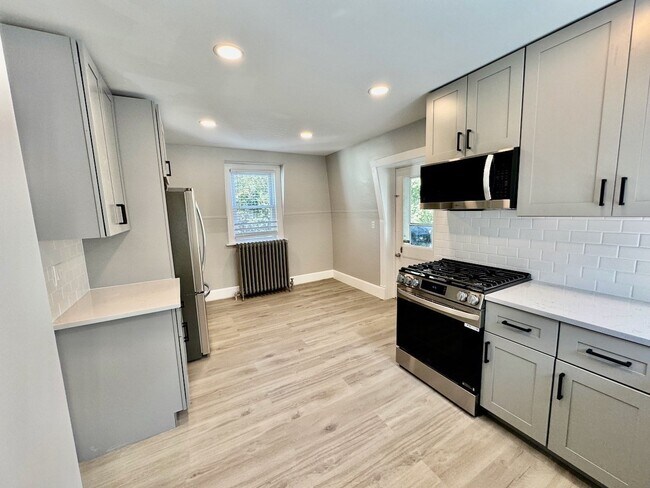 Building Photo - 28 King St