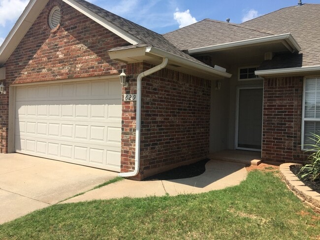 Photo - Beautiful 3 bed, 2 bath Home in East Moore with Bonus Room!