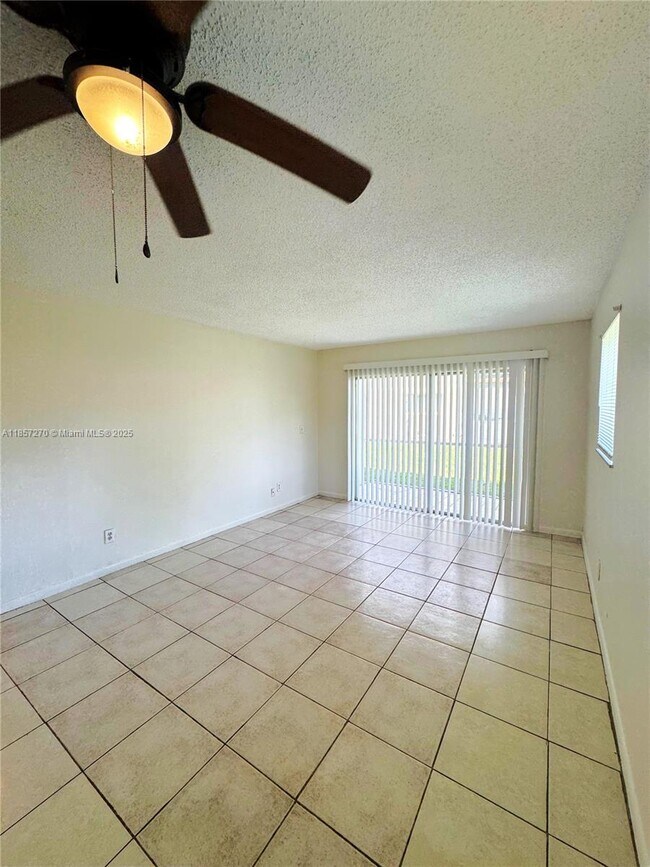 Foto del edificio - 933 W Jasmine Dr