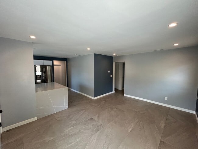 Building Photo - Newly Renovated 4 bed house!