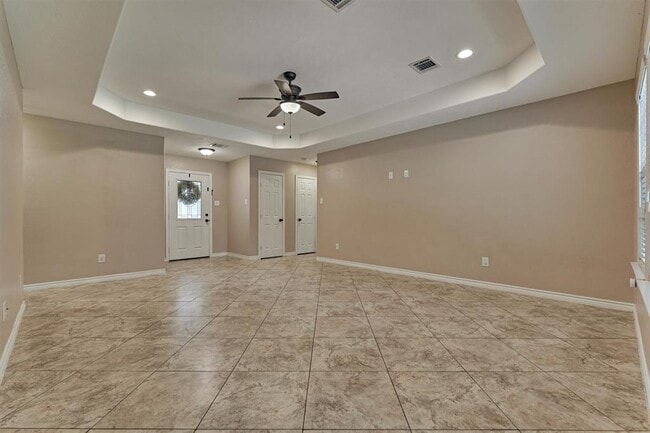 Building Photo - 10657 Royal Cavins Dr