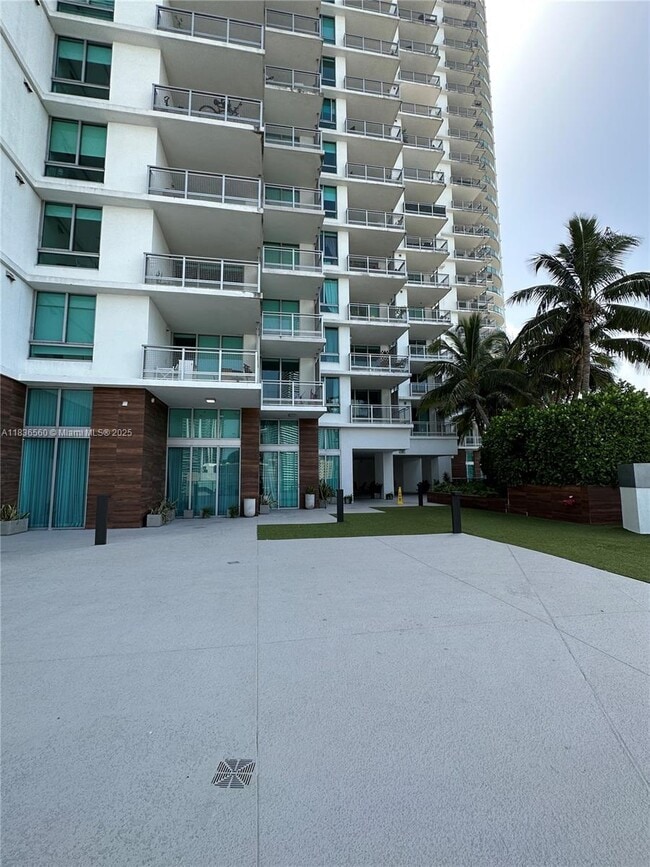 Building Photo - 350 S Miami Ave