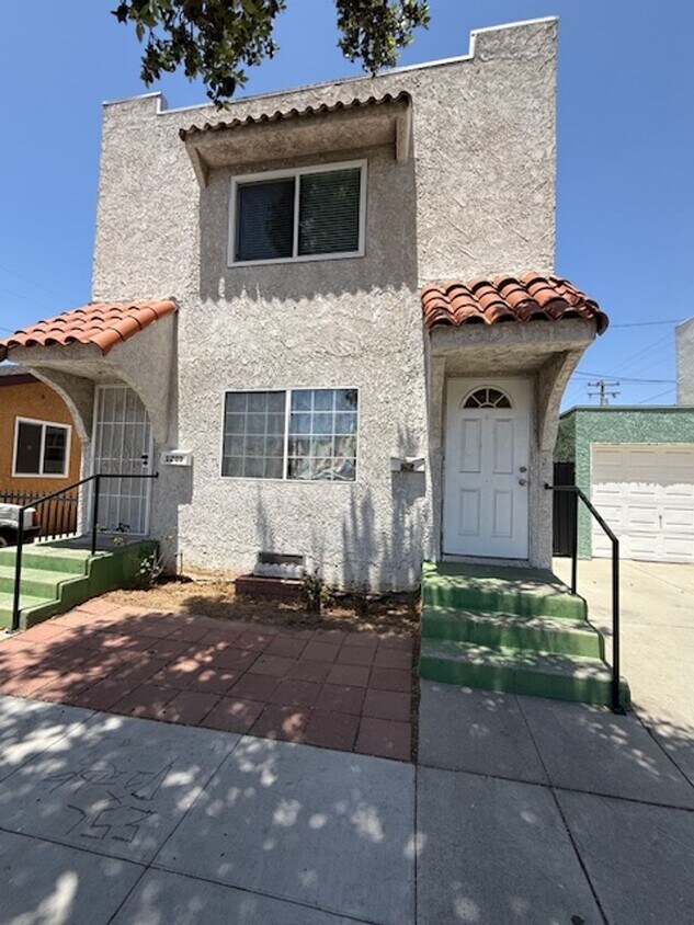 Foto principal - Large Upper 1 Bedroom 1 Bath in Long Beach!