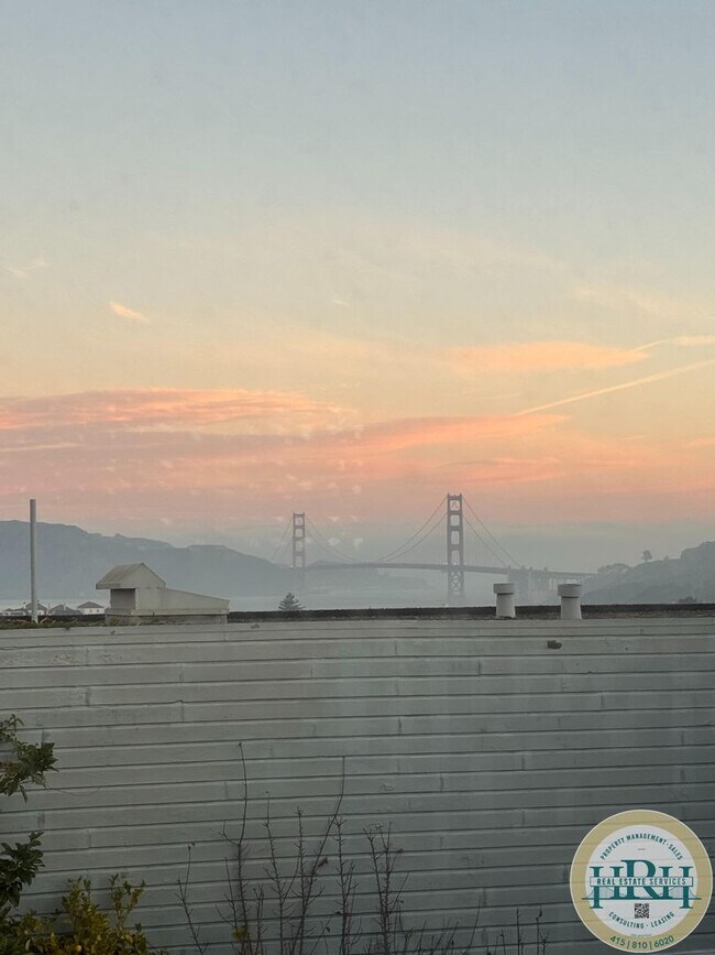 Building Photo - Tranquil & Spacious 2 BR/Den/ 1 BA Condo in the Central Richmond District