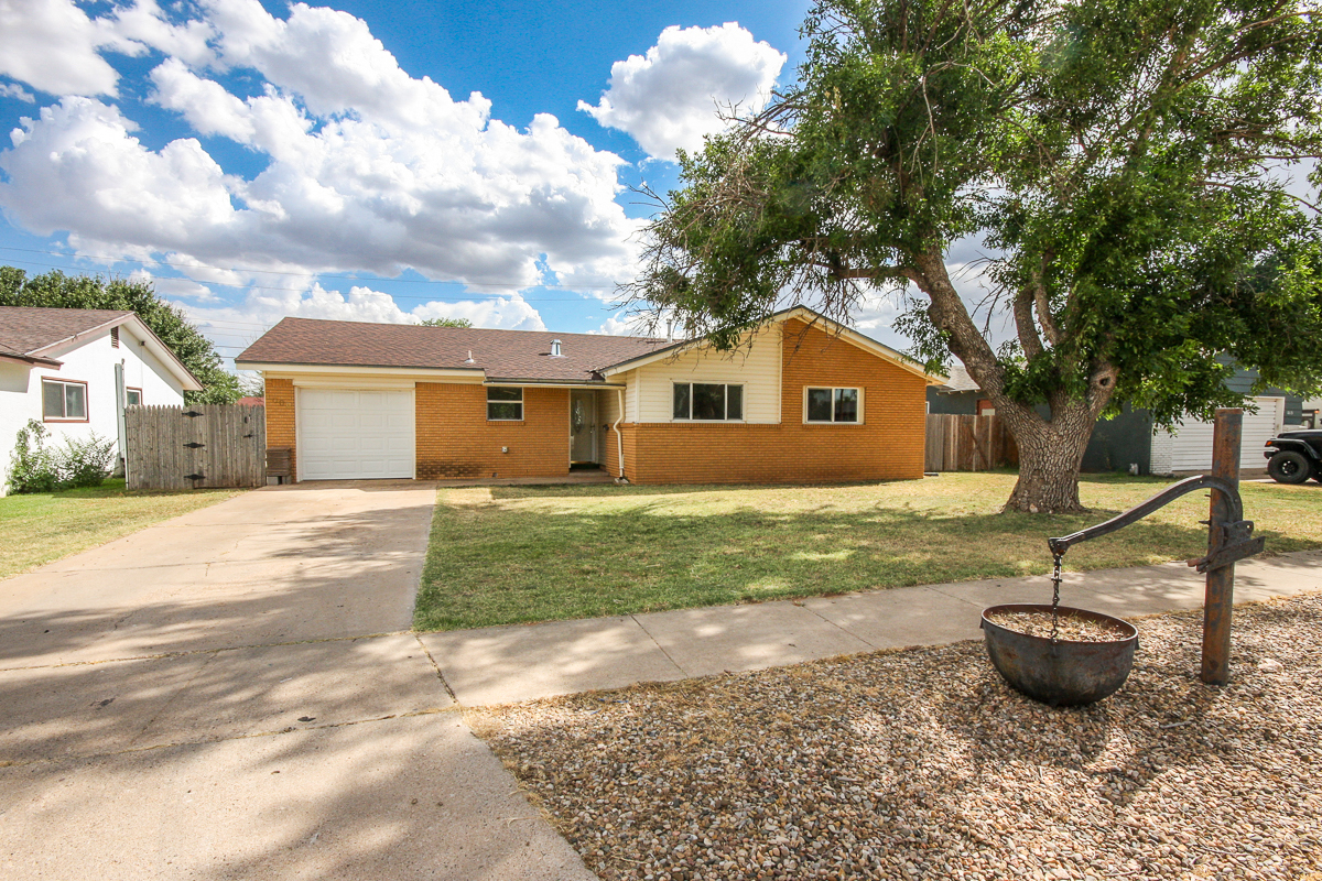 Front of House - 1009 W Yucca Ave