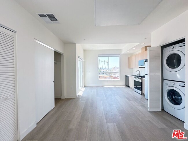 Building Photo - 1106 S Kenmore Ave