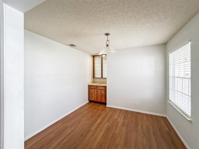 Foto del edificio - 5801 West Gate Blvd