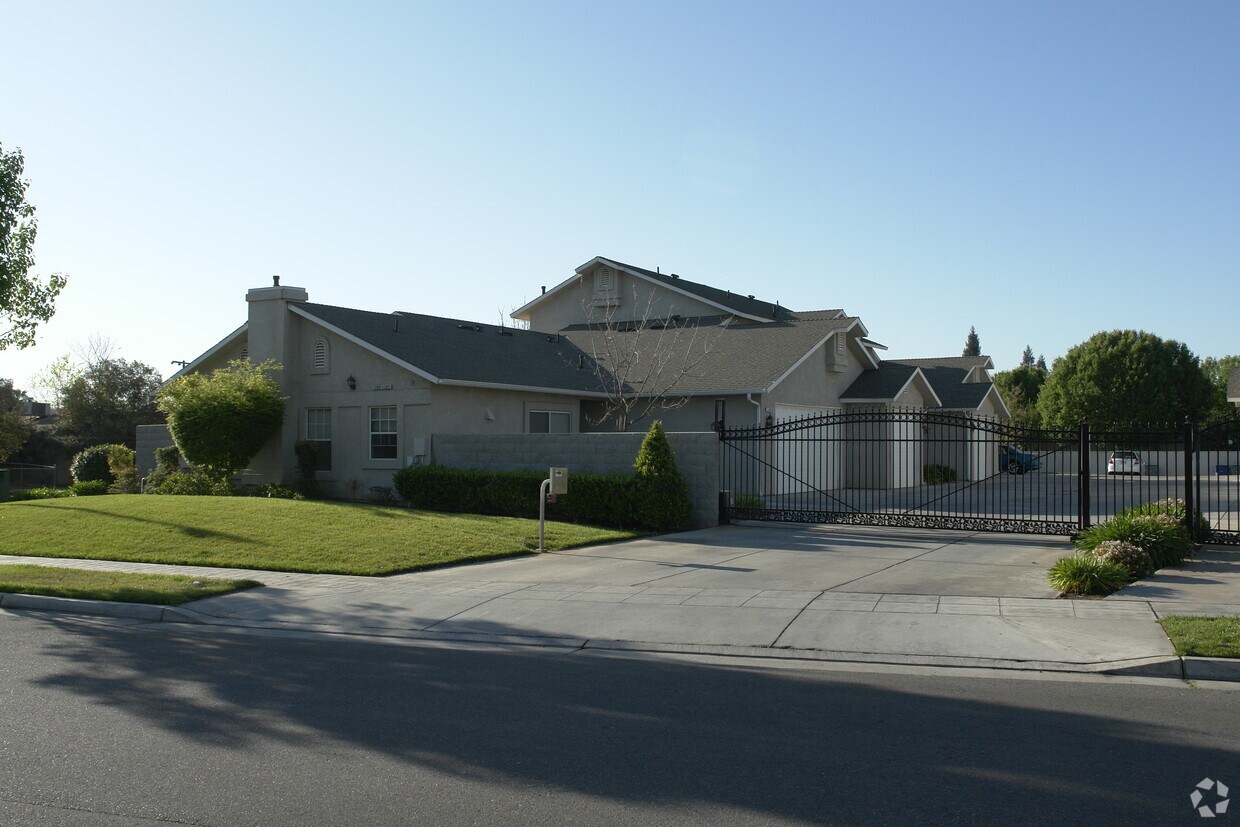 Primary Photo - 1203 W Spruce Ave