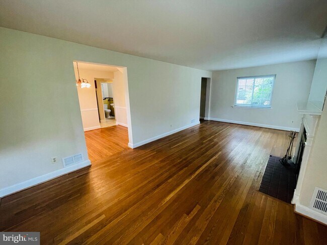 Building Photo - 906 S Veitch St