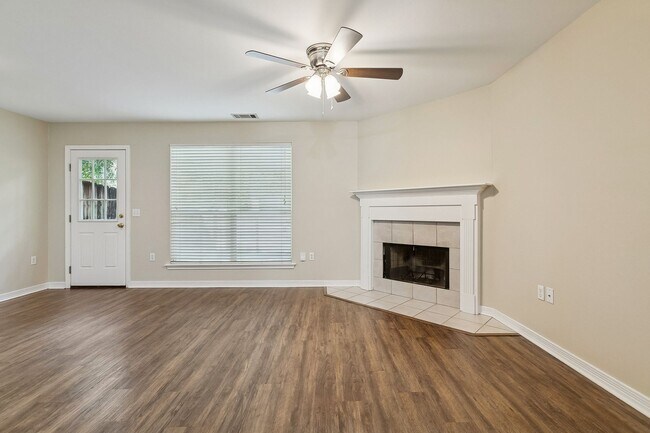 Foto del edificio - 102 Covington Meadow Cir
