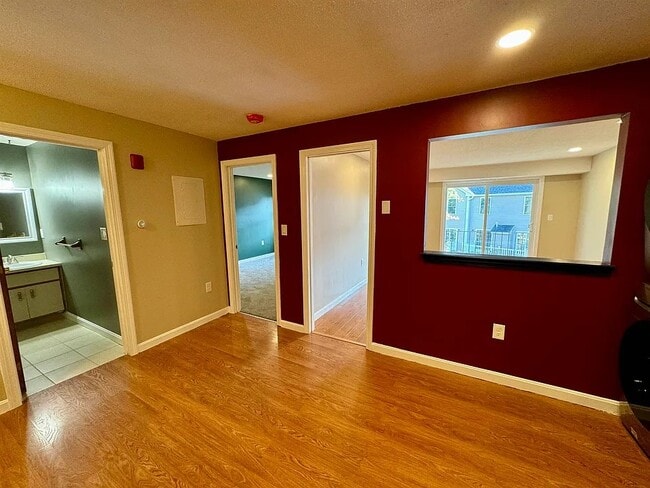 Building Photo - 2 Roedean Dr