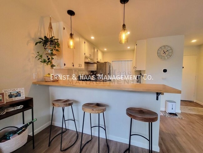Building Photo - Beautiful Lakeside 1 Bedroom Loft Condo at...