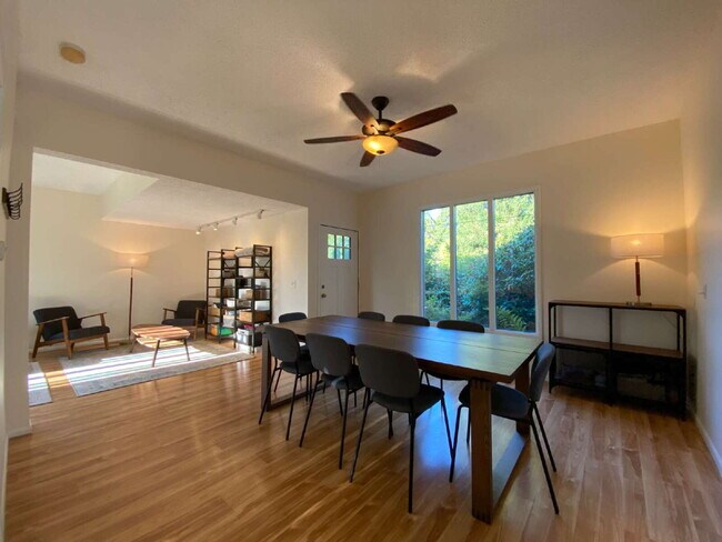 Foto del edificio - Rustic 4-Bed, 2-Bath Home in Happy Valley ...