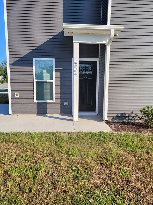 Foto principal - 2 Bedroom, 2.5 Bath Modern Duplex - Walkin...