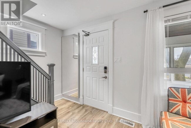 Building Photo - 5111 Kitchener St