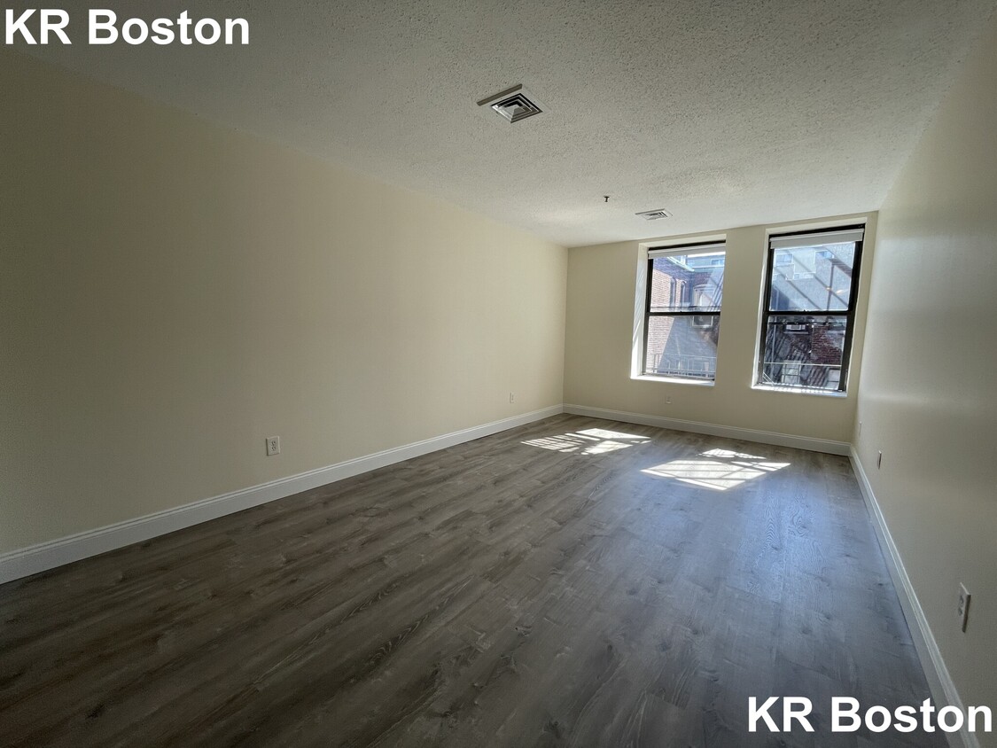 Primary Photo - 1122 Boylston St