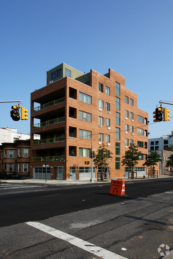 Building Photo - 811 5th Ave