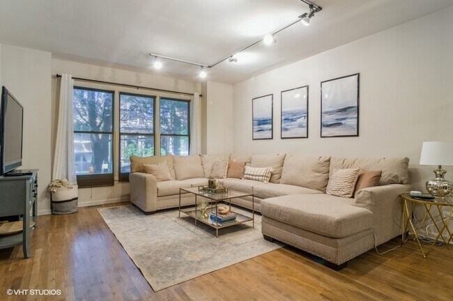 Building Photo - 2233 W Medill Ave