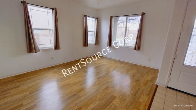 Building Photo - 5 Bedroom, 2.5 Bathroom two story home for...