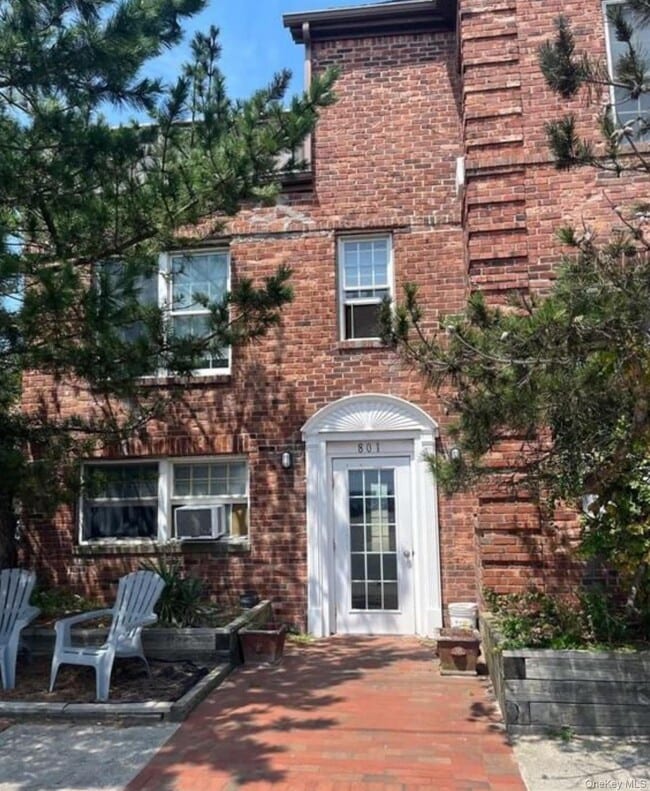 Building Photo - 801 E Broadway Building Photo - 801 E Broadway