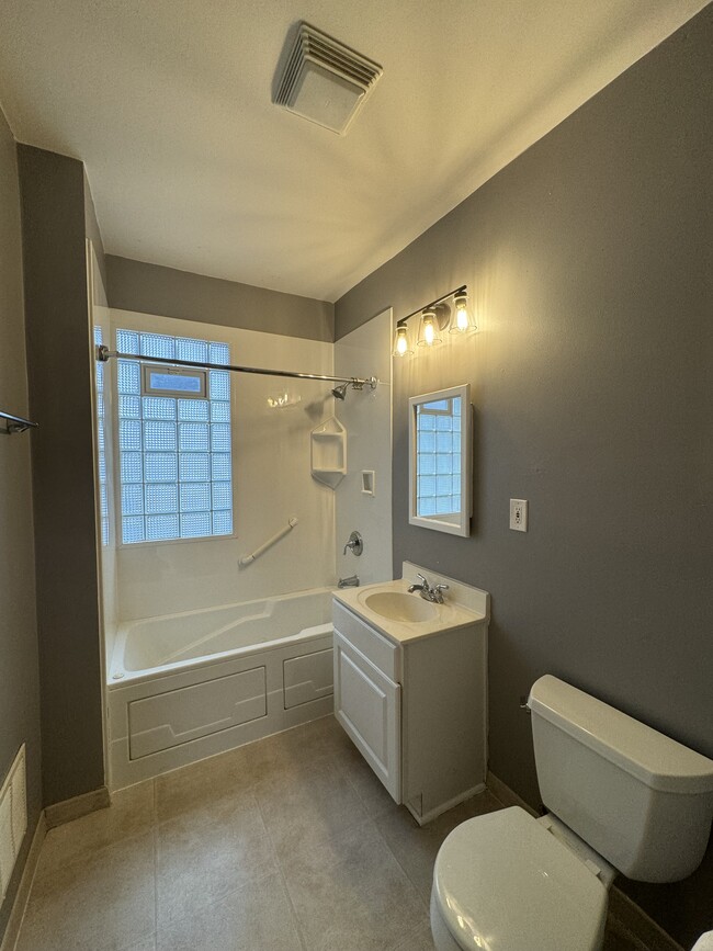 Bathroom - 2902 N Prospect Ave