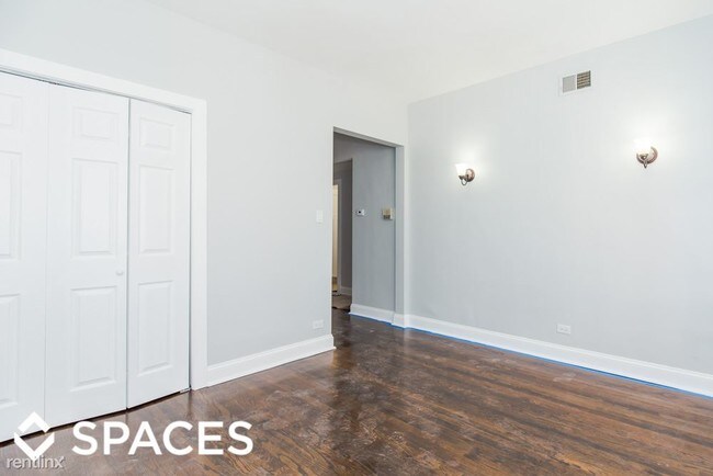 Building Photo - 1058 W Glenlake Ave