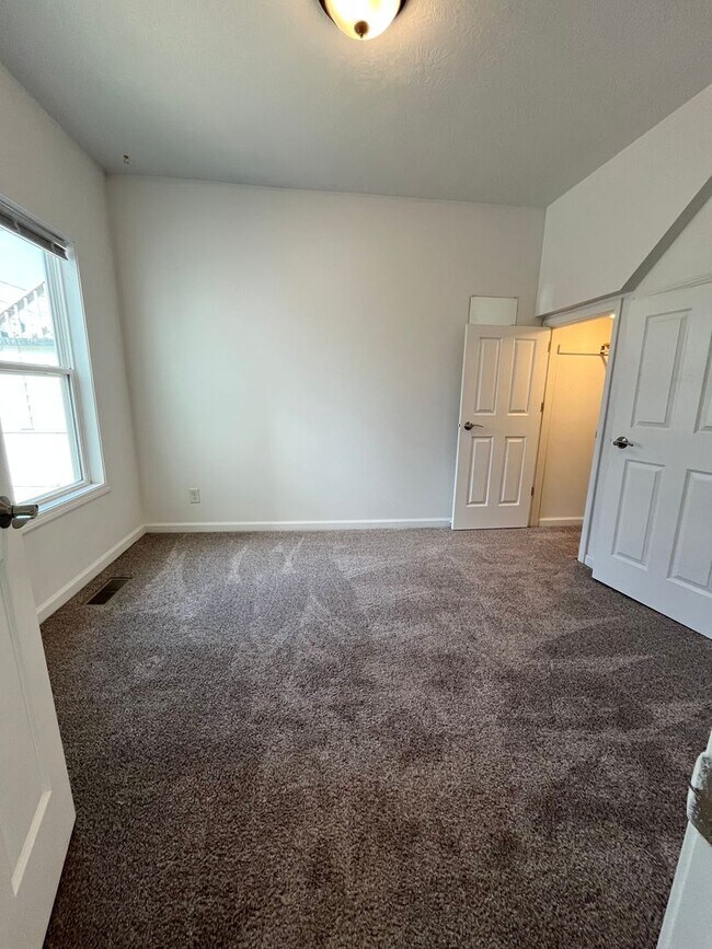 Foto del edificio - 815 W 11th St