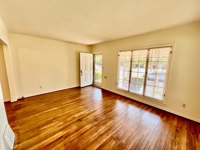 Foto del edificio - 1334-1360 N. Wishon Ave