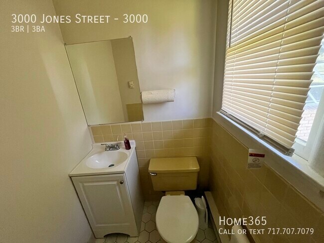 Building Photo - Spacious 3 bedroom, 2.5 bathroom house wit...