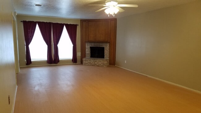Building Photo - 10815 Sugar Hill Dr