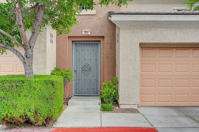Foto del edificio - AMBER RIDGE Gated Beauty in Summerlin! 1600+ SF Condo