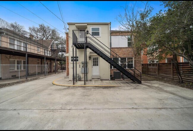 Foto del edificio - 1631 Castle Ct
