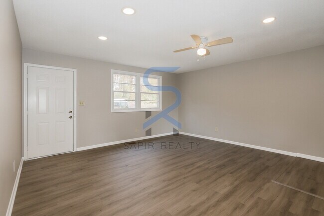 Foto del edificio - Move in before January 15th and choose your reward: a $250 Amazon Gift Card or a 55" Smart TV!