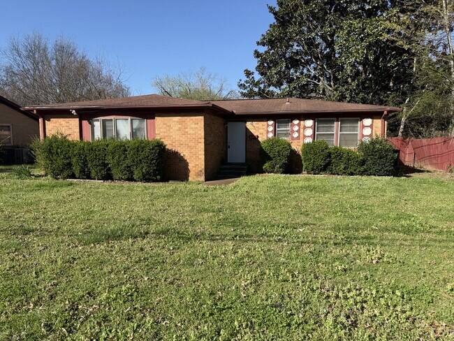 Foto del edificio - 3811 Lakeview Dr NW