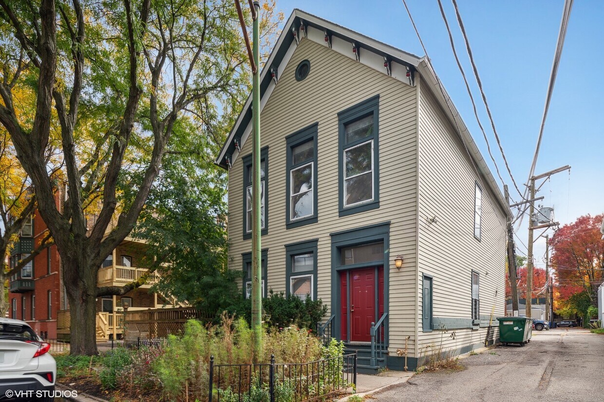 Primary Photo - 1111 W Schubert Ave
